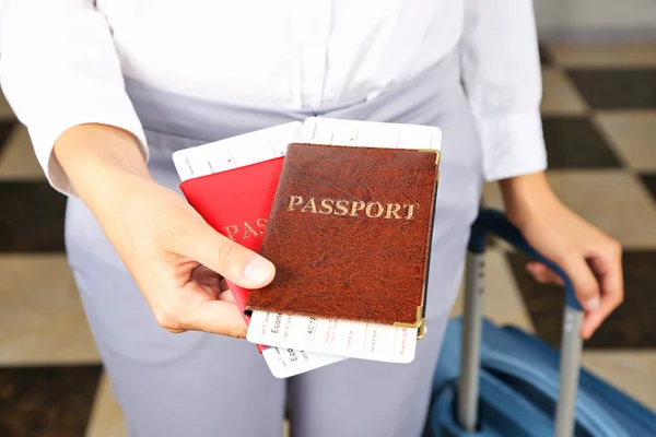 Vrouw met koffer reizen — Stockfoto