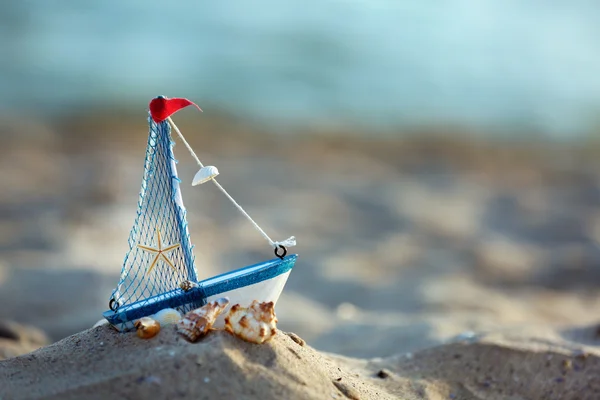 En liten båt på sand — Stockfoto
