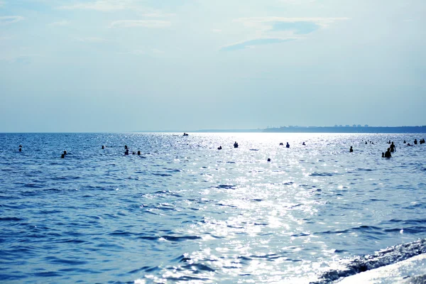 A tengerben úszó emberek — Stock Fotó