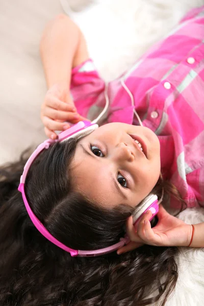 Sorrindo menina ouvindo música — Fotografia de Stock