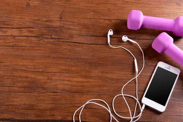 Mobiltelefon, rosa dum klockor och joggingskor — Stockfoto