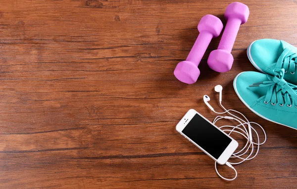 Mobiltelefon, rosa dum klockor och joggingskor — Stockfoto