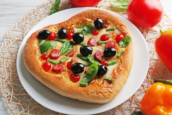 Finom szív alakú a lemez körül, zöldséges pizza közelről — Stock Fotó