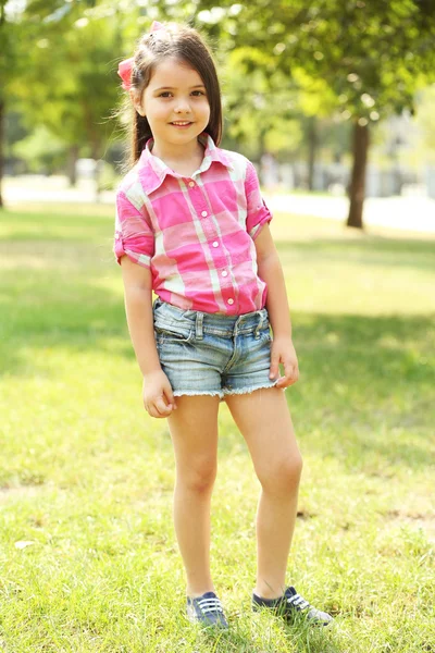 Glückliches kleines Mädchen — Stockfoto