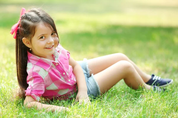 Glückliches kleines Mädchen auf Gras — Stockfoto