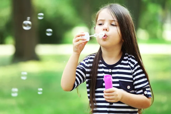 Menina feliz com bolhas — Fotografia de Stock