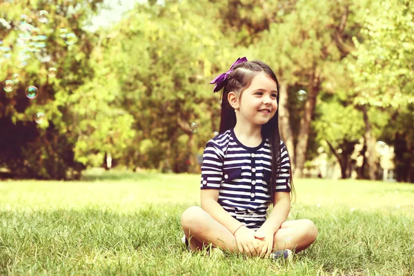 Menina feliz com bolhas — Fotografia de Stock