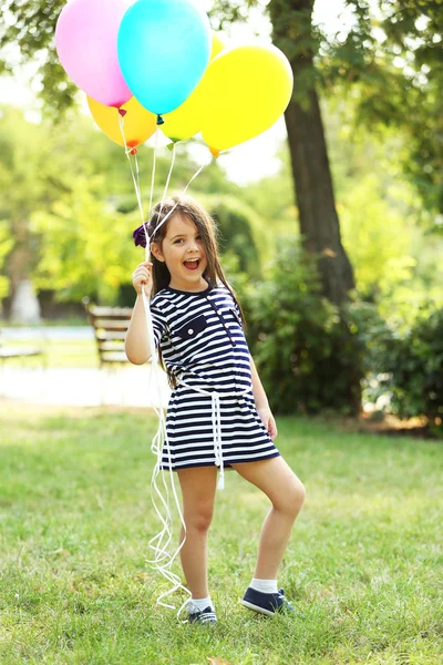 Gadis kecil bergaris-garis berpakaian — Stok Foto