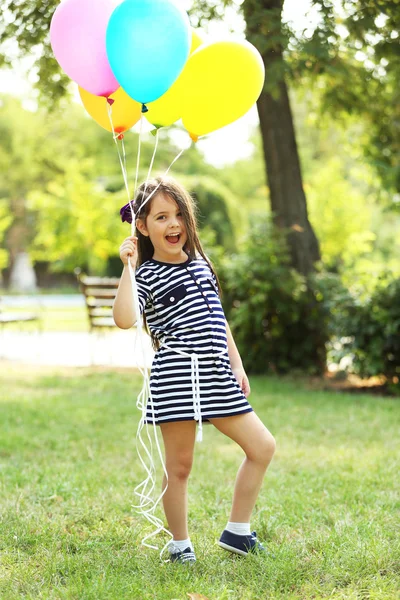 Menina em vestido listrado — Fotografia de Stock