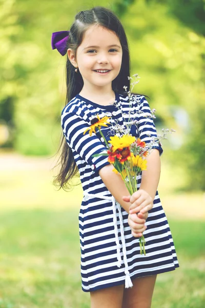 Szczęśliwy dziewczynki z kwiatami — Zdjęcie stockowe