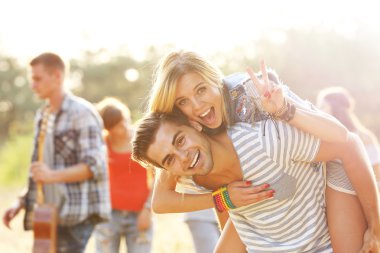 Neşeli arkadaşları rahatlatıcı, adam geri orman açık havada bir kız