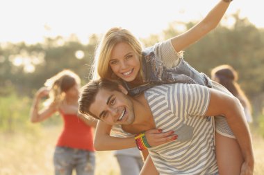 Neşeli arkadaşları rahatlatıcı, adam geri orman açık havada bir kız