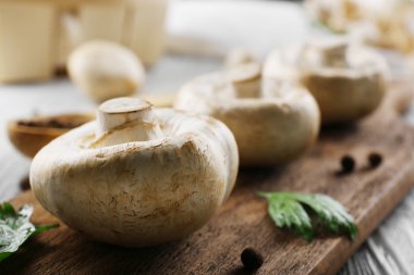 Champignon mantar, bir kaşık ve baharat ahşap tablo, yakın çekim