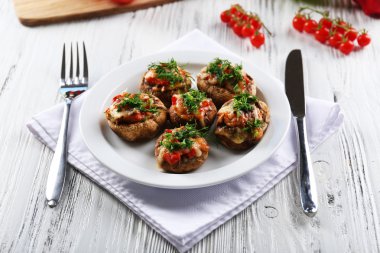 Beyaz ahşap zemin üzerinde mantar dolması ile tablo servis