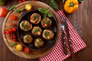 Bir tavada mantar dolması ve sebze masada, üstten görünüm