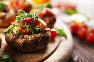 Ahşap tablet masada, sebze ve mantar dolması ile yakın çekim