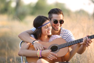 Çekici çift gitar çalmak