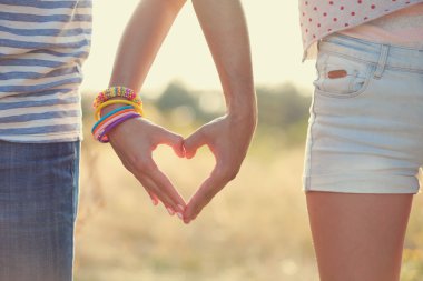 Mutlu çift el ele tutuşuyor.