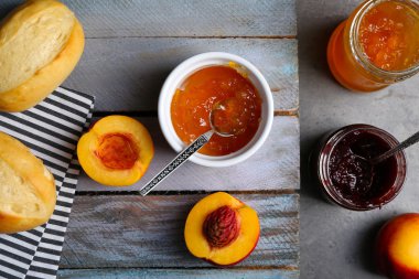 Lezzetli reçel kavanoz içinde 