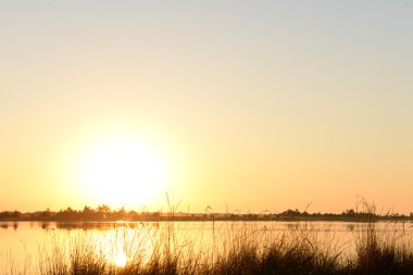 Su üzerinde altın gündoğumu