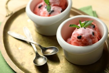 Karpuz dondurma kase renk ahşap arka plan üzerinde