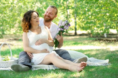 Adam bir buket çiçek verir