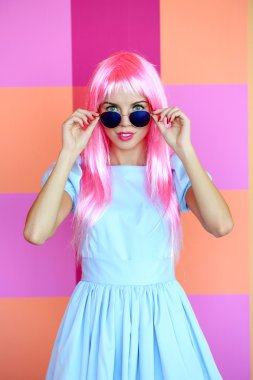 pembe saç modeli ile güzel kadın  