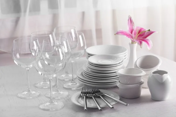 Clean dishes on the table — Stock Photo, Image