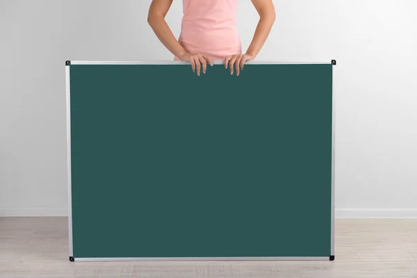 空白の黒板を持つ女性 — ストック写真