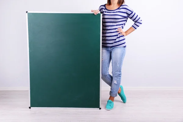 女の子保持大きな黒板 — ストック写真