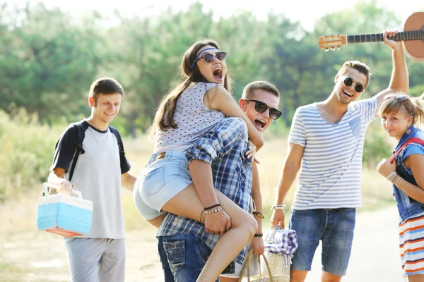 Eine Gruppe Fröhlicher Freunde Die Sich Freien Amüsieren — Stockfoto