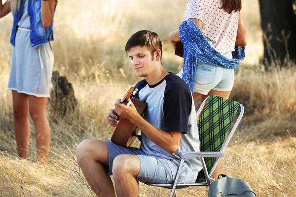 Young Hippie People Relaxing Forest Outdoors — Stock Photo, Image