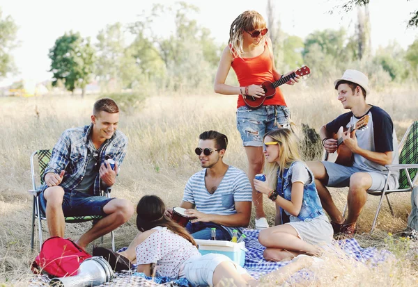 Giovani Hippie Rilassarsi Nella Foresta All Aperto — Foto Stock