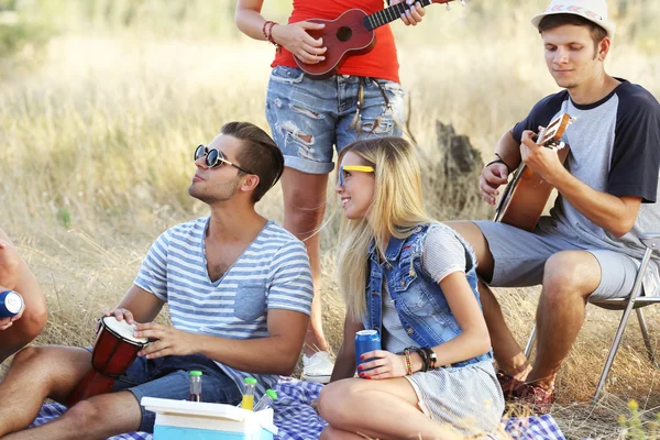 Young Hippie People Relaxing Forest Outdoors — Stock Photo, Image