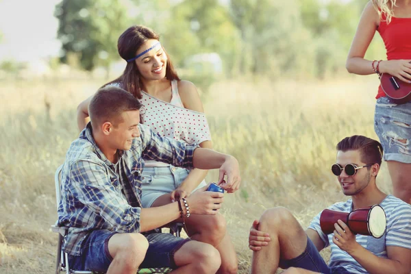 Jovens Hippies Relaxando Floresta Livre — Fotografia de Stock