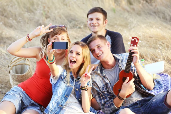 Fröhlich Lächelnde Freunde Entspannen Sich Wald Freien — Stockfoto