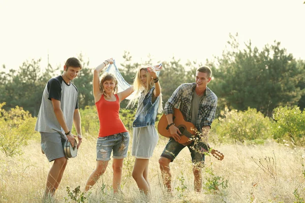 Alegre Sonriente Amigos Bailando Bosque Aire Libre —  Fotos de Stock