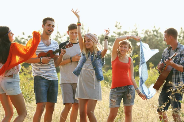 Freudig lächelnde Freunde — Stockfoto