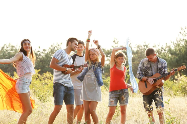 Freudig lächelnde Freunde — Stockfoto