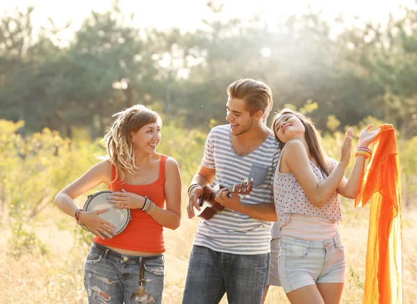 Sorrindo Amigos Divertindo Floresta Livre — Fotografia de Stock