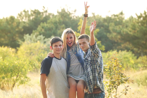 Chicos Sosteniendo Una Chica Los Brazos Bosque Aire Libre —  Fotos de Stock