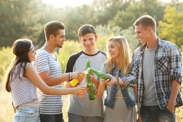 Amis Souriants Relaxant Cliquetis Bouteilles Dans Forêt Extérieur — Photo