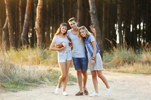 Trio Amigos Sorridentes Relaxando Floresta Livre — Fotografia de Stock