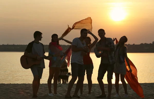 Joyful Friends Having Fun Shore Sunset Outdoors — Stock Photo, Image