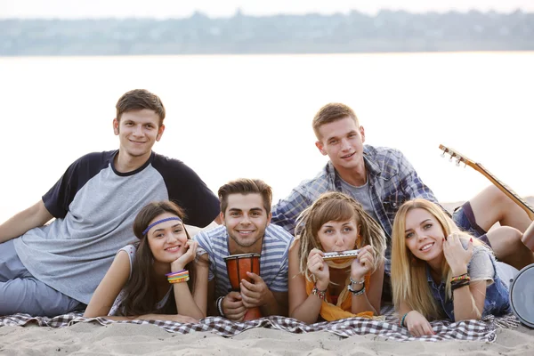 Amigos con instrumentos musicales — Foto de Stock