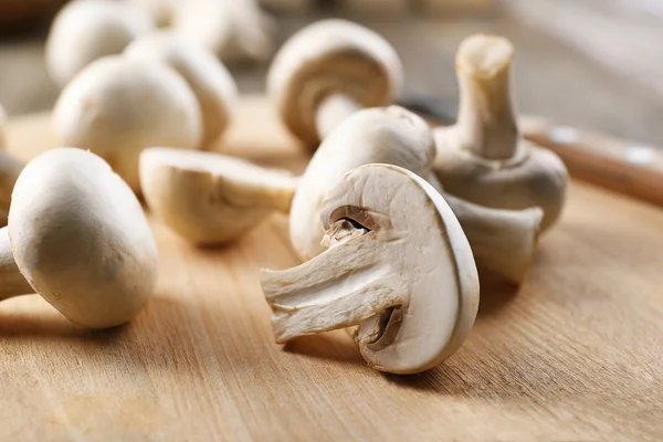 Ahşap zemin üzerinde champignon mantar — Stok fotoğraf