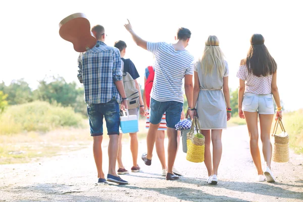 Grupo Jovens Felizes Repouso — Fotografia de Stock