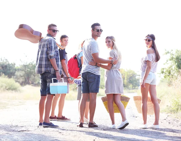 Grupo Jovens Felizes Repouso — Fotografia de Stock