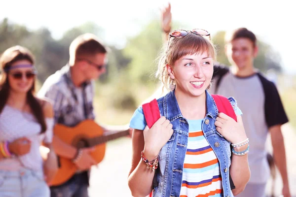 Bella Ragazza Con Amici All Aperto — Foto Stock