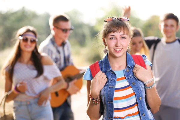 Jolie Fille Avec Des Amis Plein Air — Photo